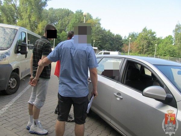 Złodziej aut wpadł bo jechał pod prąd. Razem z kolegami usłyszał 12 zarzutów