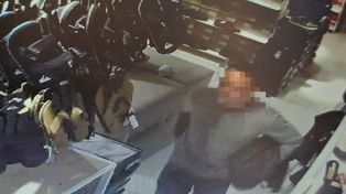 Wyszedł ze sklepu z butami pod kurtką, ale zostawił na półce telefon. Pracownicy przekazali go policji