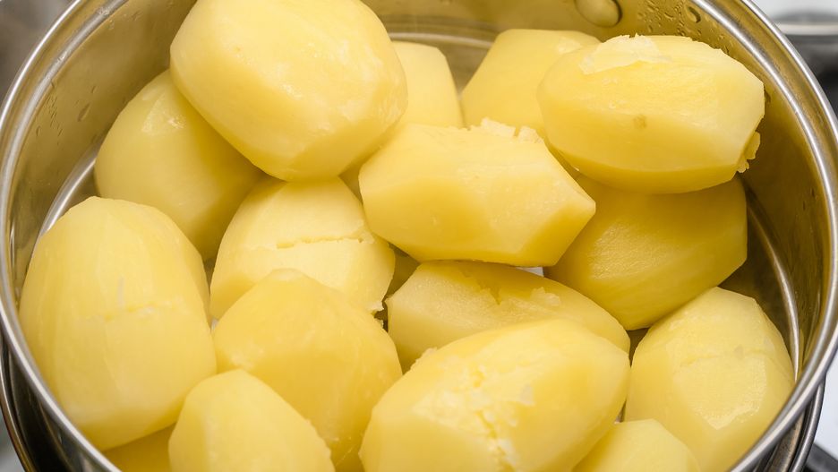 Gotowane ziemniaki to podstawa do wielu dań