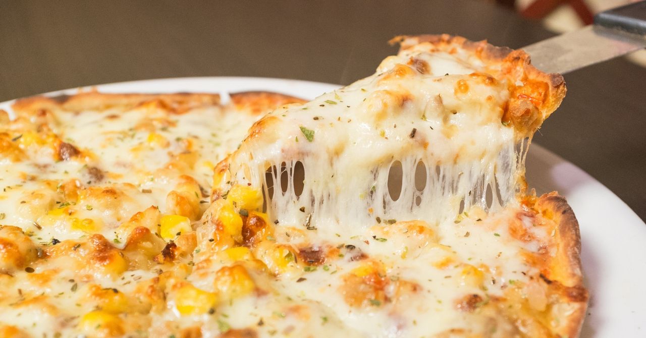 Placek na kryzysowe dni. Weź kiełbasę, kukurydzę i zrób pizzę po polsku
