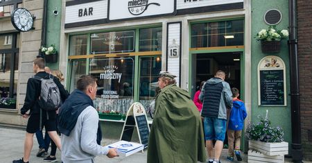 Oblężenie barów mlecznych. "Jesteśmy porażeni cenami w restauracjach"