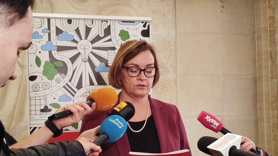 Wiceprezydent Beata Chrzanowska objaśnia wprowadzenie selektywnej zbiórki odpadów tekstylnych