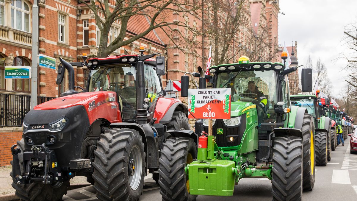 Szczecin, 23.03.2023. Protest rolników zorganizowany przez Zachodniopomorski Zespół Koordynacyjny Związków i Organizacji Rolniczych (ZZKiOR) w Szczecinie, 23 bm. Działania protestacyjne wywołane są przez szybko pogarszającą się sytuację ekonomiczną rodzinnych gospodarstw towarowych, decydujących o zabezpieczeniu krajowego rynku żywności. Protest jest planowany na 30 dni. (sko) PAP/Jerzy Muszyński