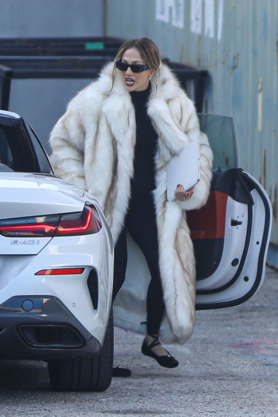 Jennifer Lopez załatwia sprawunki w wielkim futrze