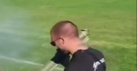 Strzelił z ręcznej wyrzutni w stronę piłkarzy. Skandal na meczu