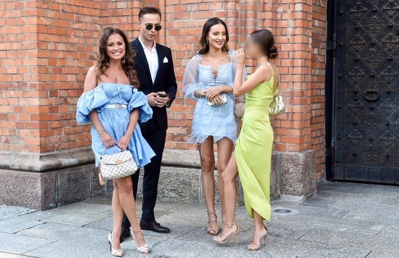 Marina Łuczenko gawędzi ze znajomymi na ślubie Antka Królikowskiego i Joanny Opozdy