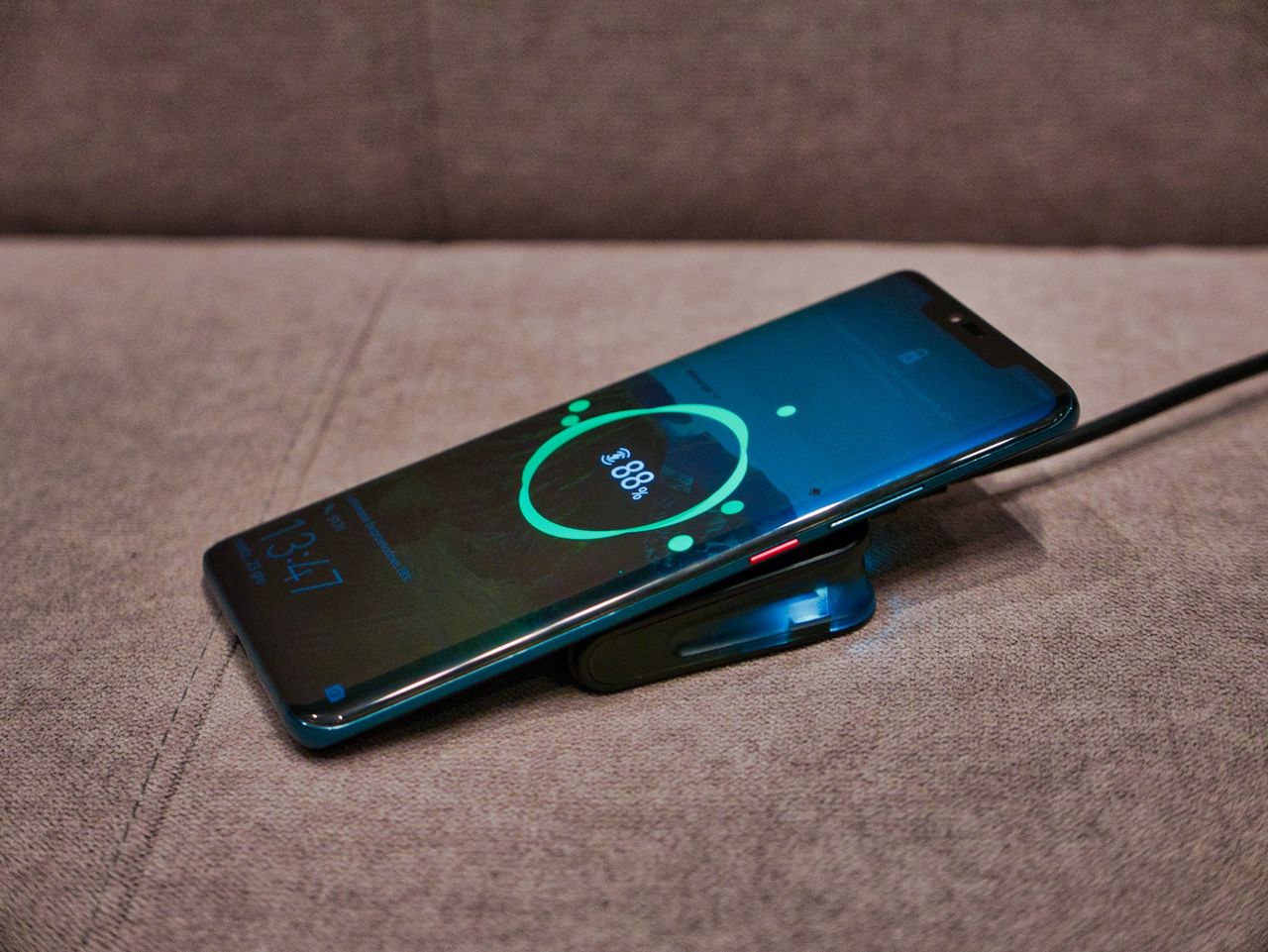 Telefon ładujący się na mophie charge stream pad mini jest delikatnie pochylony