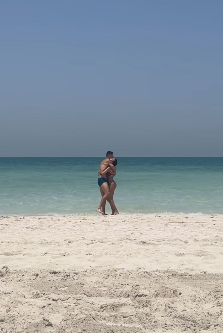 Georgina Rodriguez i Cristiano Ronaldo całują się na plaży 