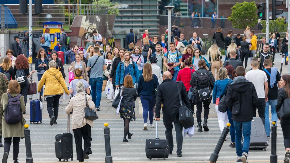 Warszawa ArZi
fot: Arkadiusz Ziolek/ East News. Warszawa. 17.05.2019.  n/z Piesi na przejsciu dla pieszych.
ARKADIUSZ ZIOLEK