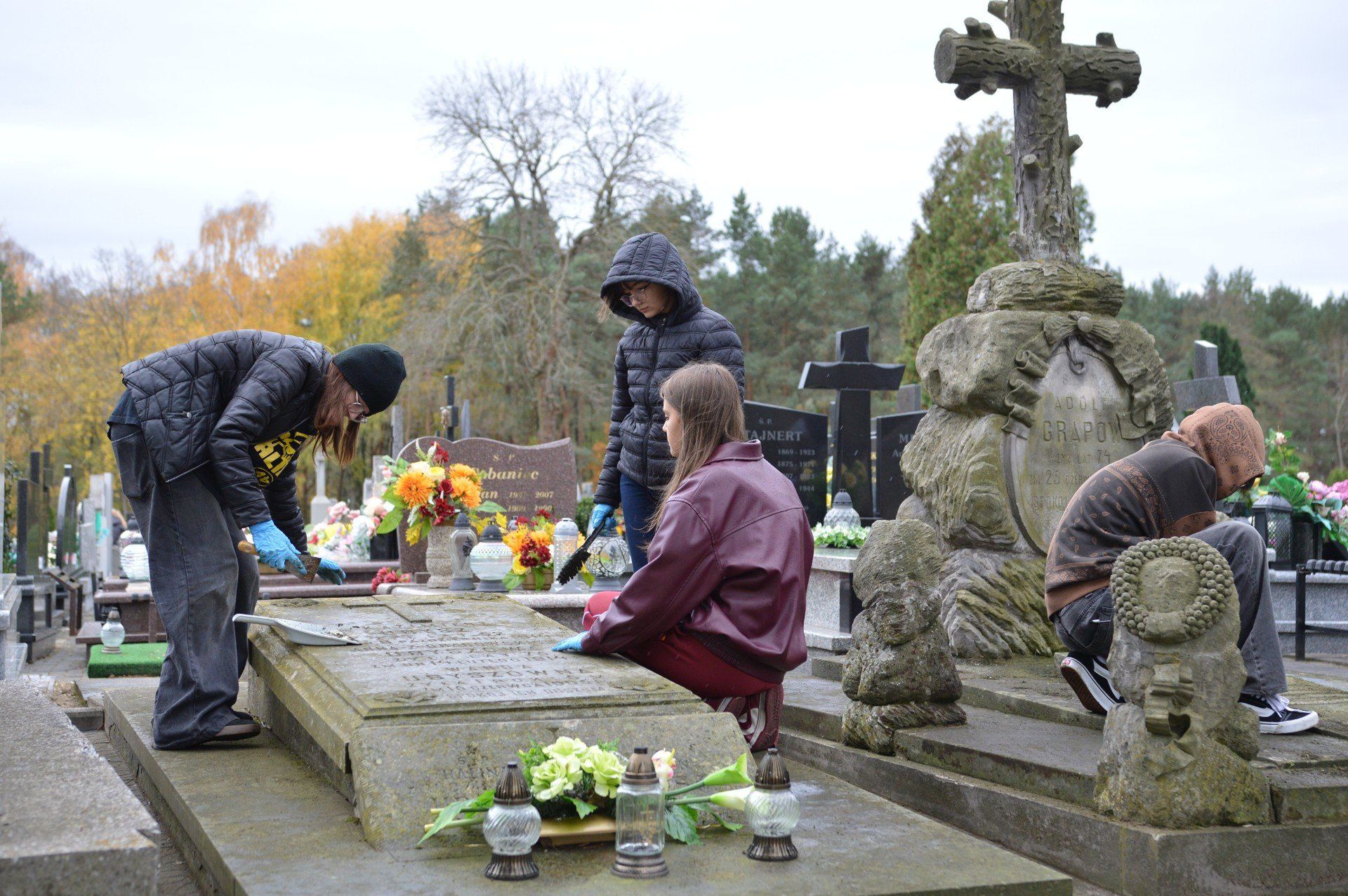 W ich uporządkowaniu pomogli uczniowie I Liceum Ogólnokształcącego nr 1 w Bełchatowie