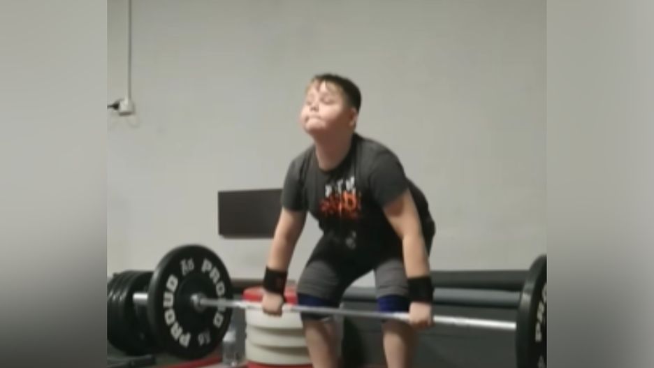 10-letni siłacz podnosi sztangę