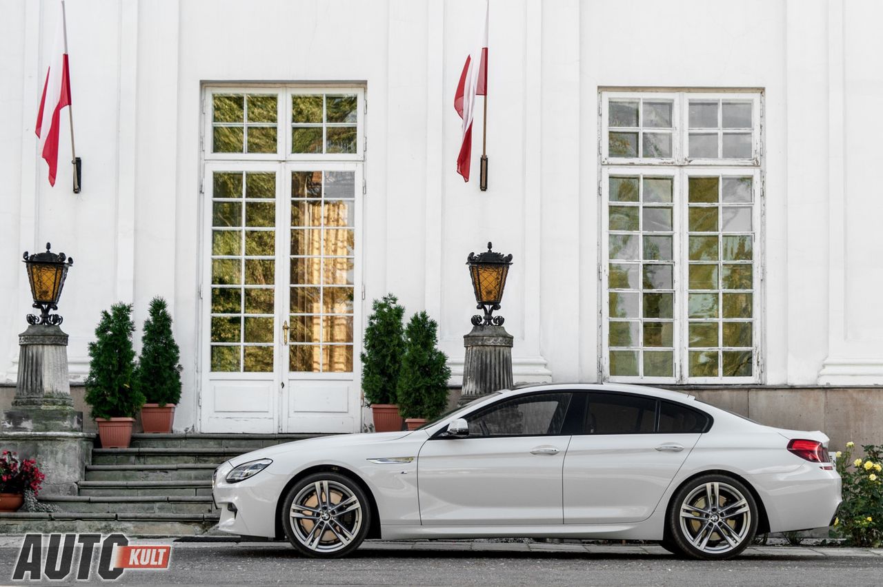 Gran Coupé jest sporo dłuższe niż Coupé, co widać podczas bezpośredniego porównania aut, niestety jednak dodatkowe centymetry nie gwarantują na tylnej kanapie komfortu godnego limuzyny.