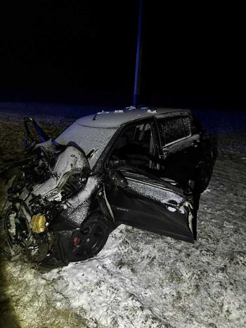 Stegna: Czołowe zderzenie dwóch aut. Trzy osoby ranne