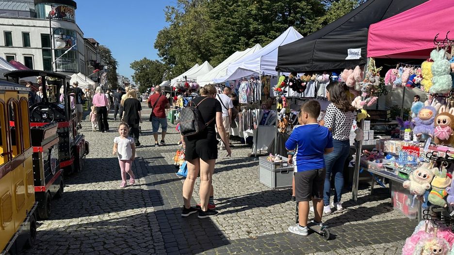 Na stoiskach jarmarku można spotkać zarówno regionalne przysmaki, ale też wyroby rękodzielnicze.