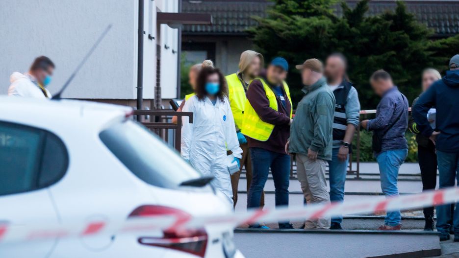 Szczecin, 15.06.2023. Funkcjonariusze, w tym technicy policyjni pracują 15 bm. wieczorem w mieszkaniu przy ul. Kasjopei w Szczecinie. Wcześniej znaleziono tam ciała. Według relacji świadków, doszło do strzelaniny. (mr) PAP/Jerzy Muszyński ***Zdjęcie do depeszy PAP pt. Szczecin/ Policja pracuje w mieszkaniu, w którym znaleziono ciała***
