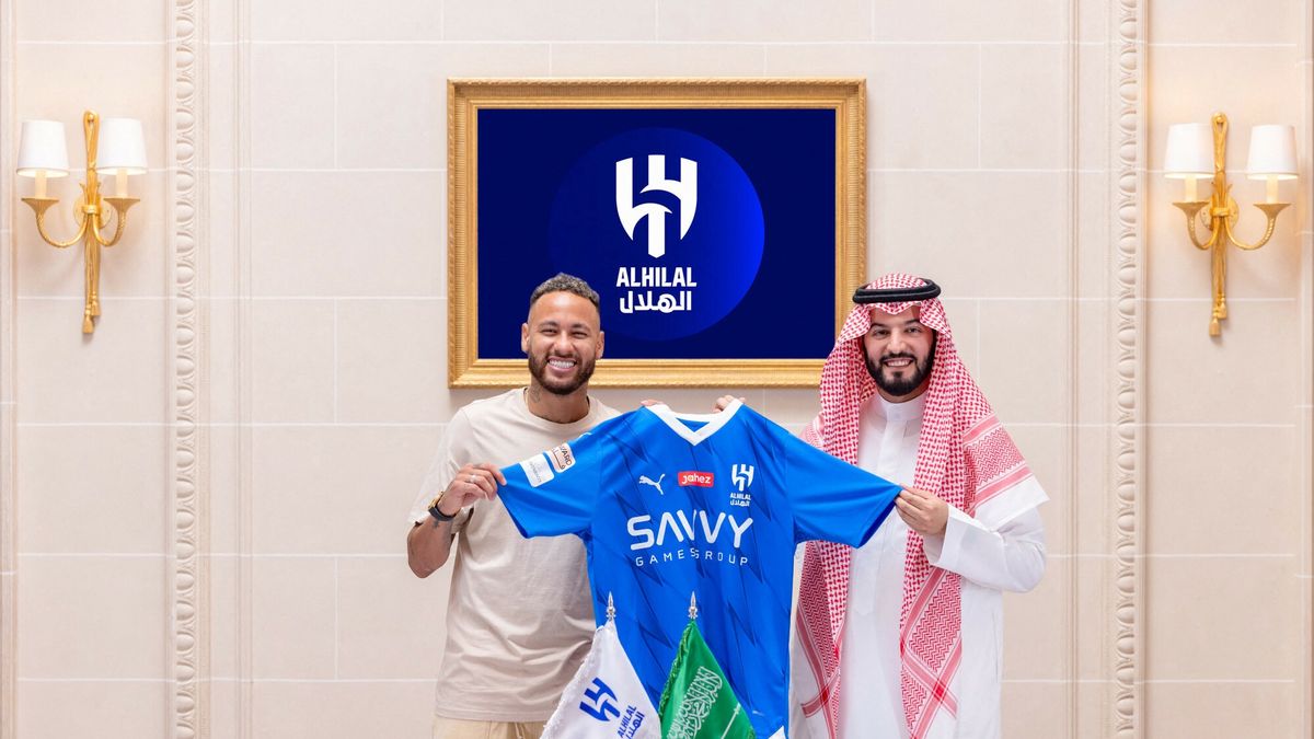 Neymar podpisa? kontrakt z Al HilalRIYADH, SAUDI ARABIA - AUGUST 15: (----EDITORIAL USE ONLY ? MANDATORY CREDIT - 'AL HILAL SAUDI CLUB' - NO MARKETING NO ADVERTISING CAMPAIGNS - DISTRIBUTED AS A SERVICE TO CLIENTS----) Brazilian football star Neymar (L) and Al-Hilal's president Fahad bin Nafel (R) pose for a photo with an Al Hilal jersey as Neymar joins Al-Hilal with a two-year contract in Riyadh, Saudi Arabia on August 15, 2023. AlHilal Saudi Club / Handout / Anadolu Agency/ABACAPRESS.COMAA/ABACA
