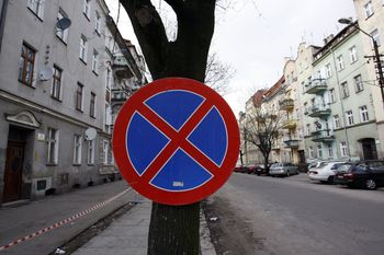 Zatrzymanie i postój. Ty też mylisz te pojęcia? Sprawdzamy definicje i przepisy