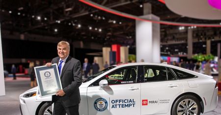 Toyota Mirai pobiła rekord Toyoty Mirai. Bo 1000 km zasięgu to za mało