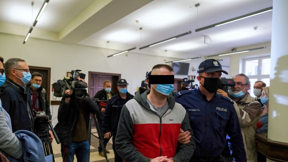 Oskarżony Piotr Sz. (C) podczas rozprawy na sali Sądu Okręgowego w Bielsku-Białej, 