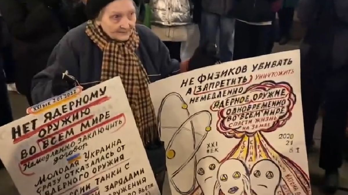 76-latka protestowała w Petersburgu.