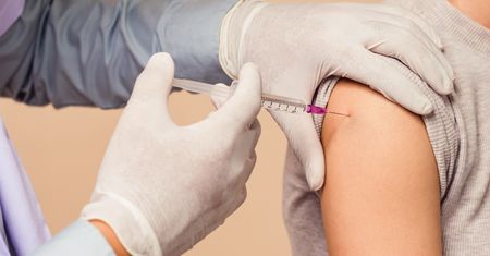 Szczepionki dają silniejszą odporność niż przebyta infekcja. Nowe wyniki badań