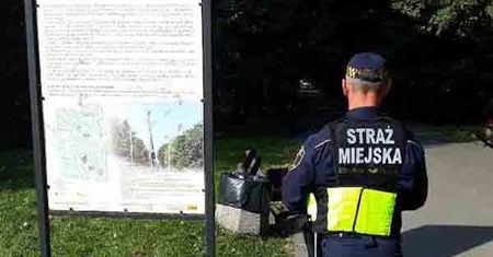 Nagi senior polewał się piwem na skwerze. Kobieta wezwała służby