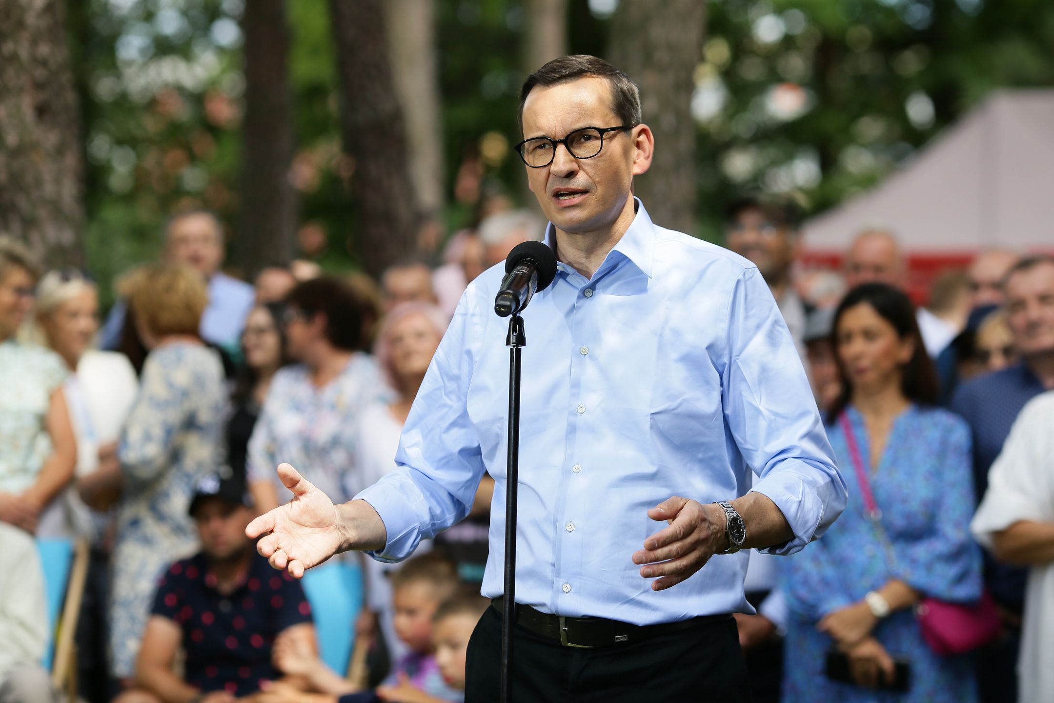 Tychy, 29.07.2023. Premier Mateusz Morawiecki podczas pikniku rodzinnego 800+ na terenie Ośrodka Wypoczynkowego Paprocany w Tychach, 29 bm. Wizyta szefa rządu odbywa się w ramach inicjatywy "Trasa Dotrzymanego Słowa". (amb) PAP/Zbigniew Meissner