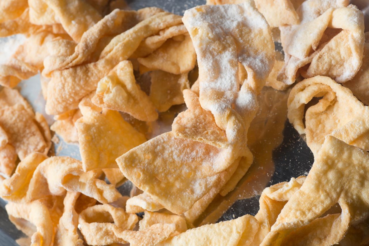 Jak zrobić faworki? Z tego przepisu są lekkie i chrupiące