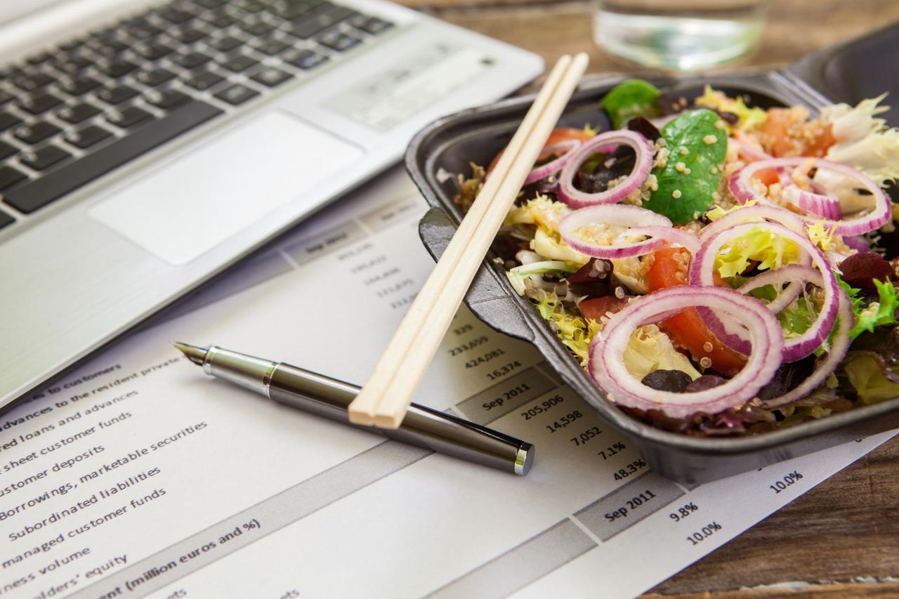Jedzenie z plastikowych naczyń jest szkodliwe. Nie tylko dla środowiska