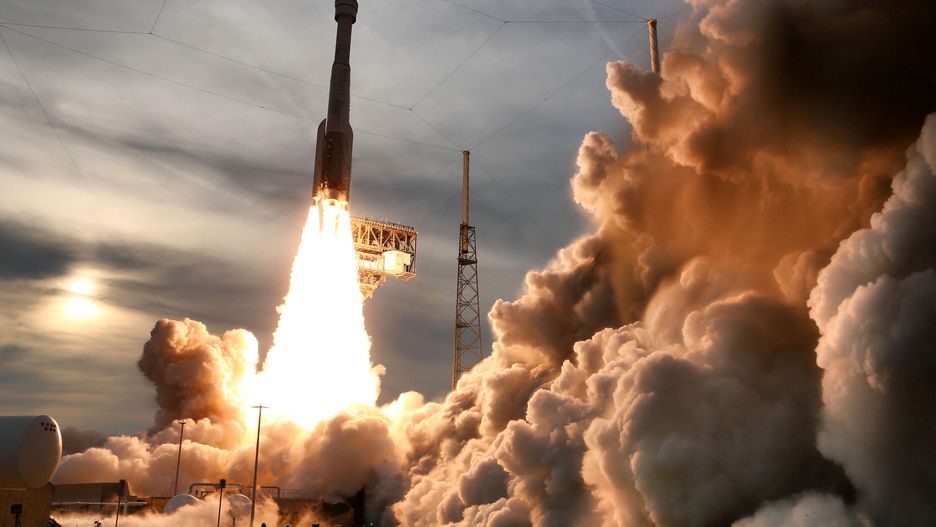 The Boeing CST-100 Starliner launches at dusk from the United Launch Alliance complex 41 at Cape Canaveral Space Force Station, at 6:54 p.m on May 19, 2022.  (Joe Burbank/Orlando Sentinel/Tribune News Service via Getty Images)