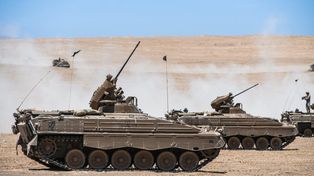 Dziesiątki wozów w magazynach. Nie mogą oddać ich Ukrainie