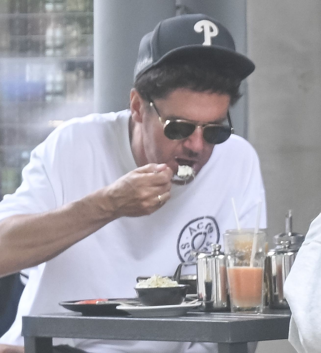 Kuba Wojewódzki pałaszuje lunch w towarzystwie ukochanej
