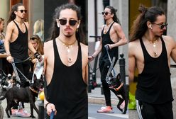 Michał Szpak pręży wyćwiczoną klatę na spacerze z psem