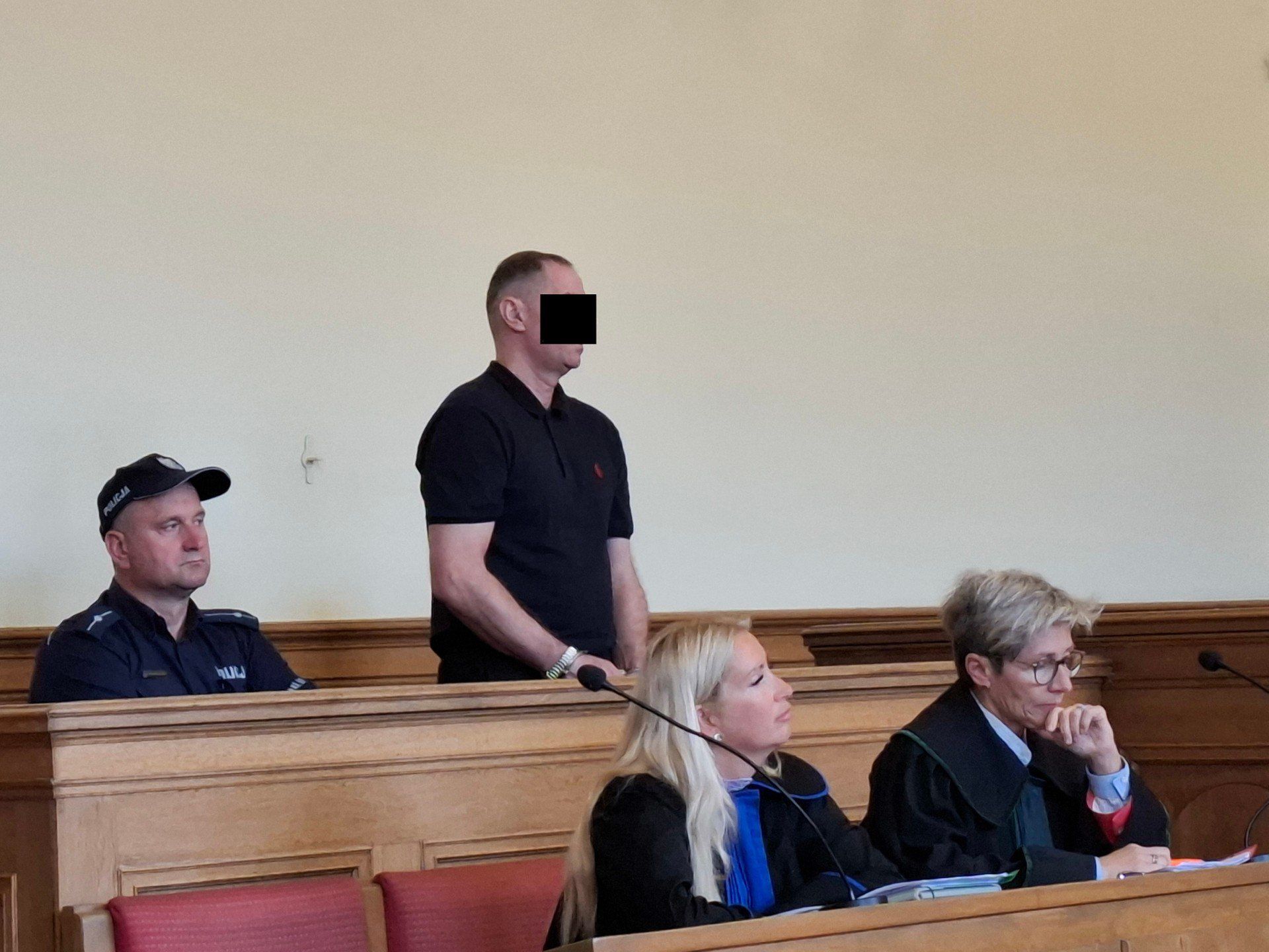 Emil R. na ławie oskarżonych za reprezentującymi go radcą prawną Agnieszką Michalak i adwokat Dorotą Mączewską-Ptak