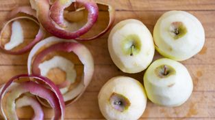 Jedz na zdrowie. Zobacz, dlaczego nie warto wyrzucać skórek tych owoców do kosza