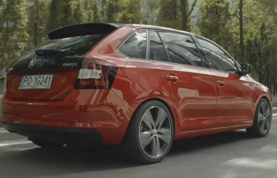 „Korzyści do potęgi max” reklamują Škodę (wideo)