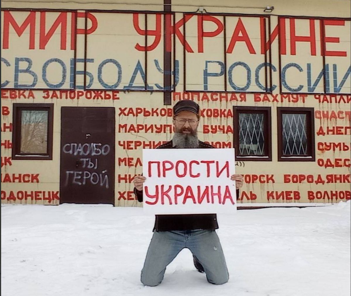 Pikiety w całej Rosji. "Wybacz Ukraino". Na zdjęciu: Dmitrij Skurichin, który na swoim sklepie wymalował nazwy zbombardowanych przez Rosjan miejscowości w  Ukrainie. 