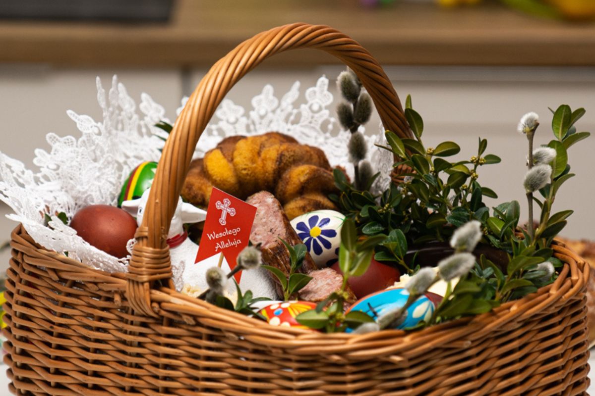 Tradycja silniejsza niż nowoczesność. Sprawdziliśmy, co Polacy włożą do święconki