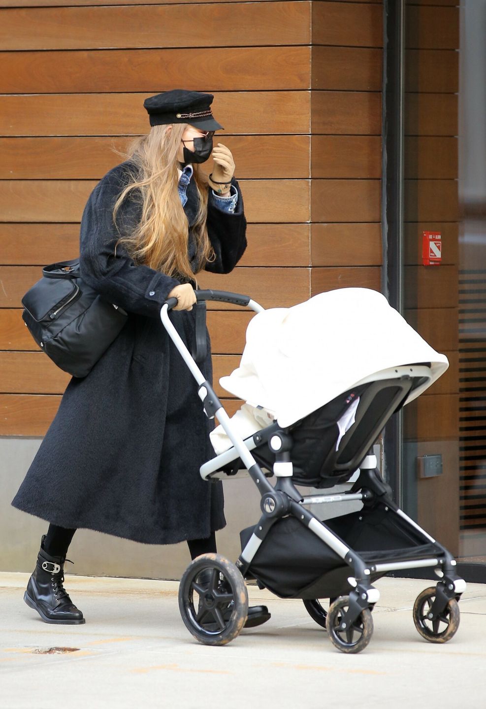 Gigi Hadid z córeczką i siostrą Bellą Hadid spacerują po Nowym Jorku