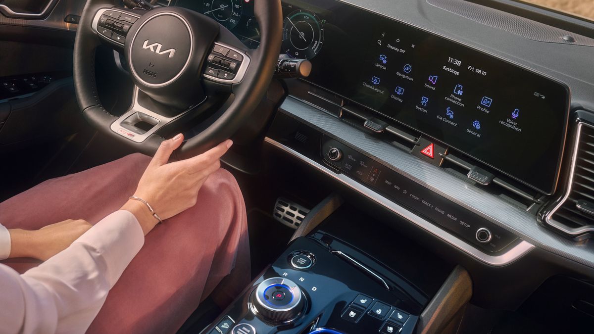 Dwa ekrany o przekątnej 12,3" wizualnie połączono w jeden panel