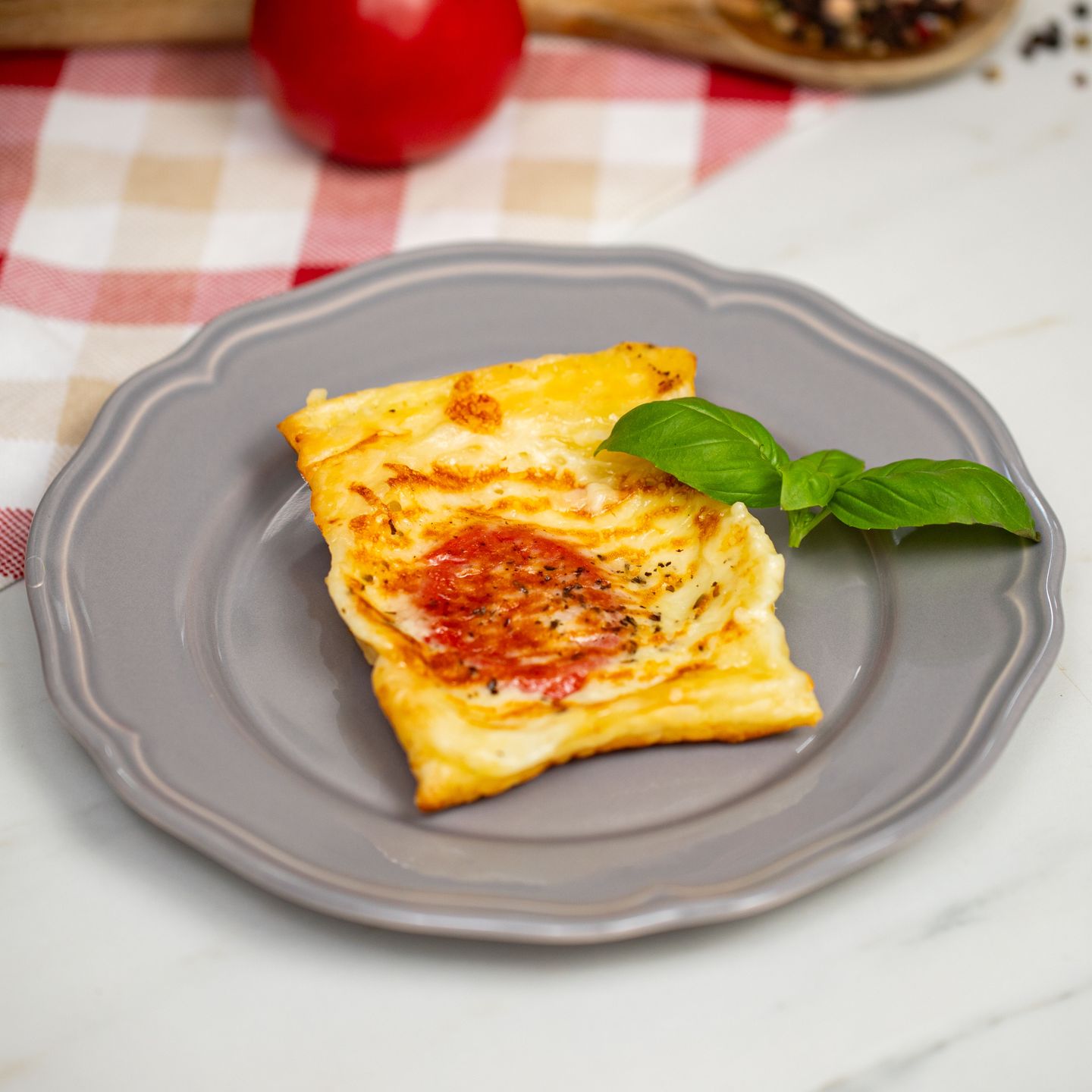 Odwrócona tarta z pomidorami mozzarellą