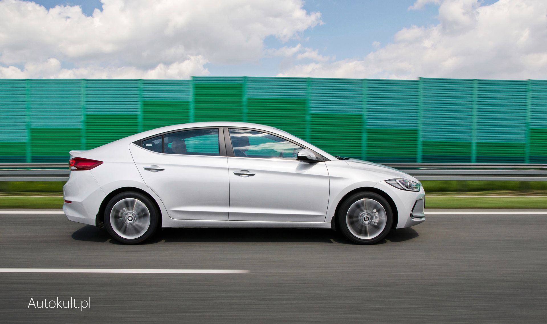 Elantra jak każdy inny Hyundai jest zestrojona łagodnie i dość miękko, ale prowadzi się pewnie