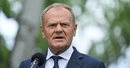 "Jesteśmy razem w trudnej chwili". Tusk wysyła na Węgry samolot