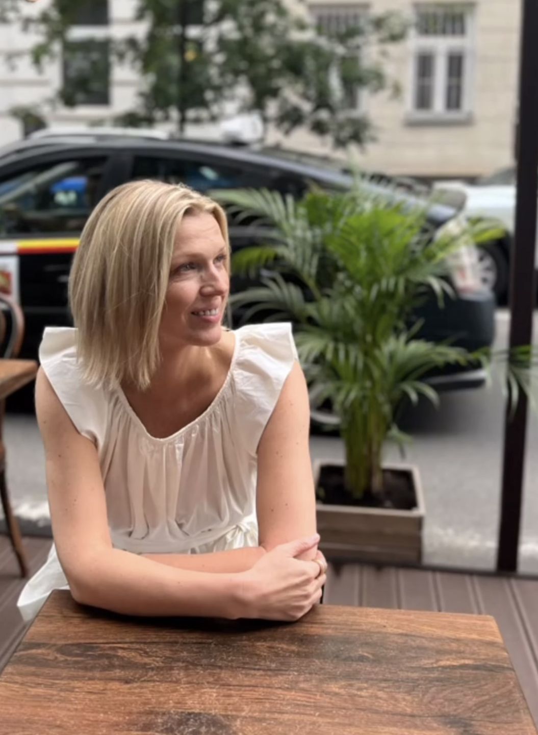 Magda Mołek w białej sukience z oryginalnymi rękawami