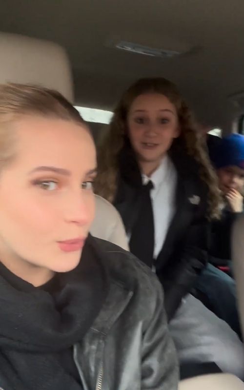 Monika Mrozowska wozi samochodem dzieci bez zapiętych pasów