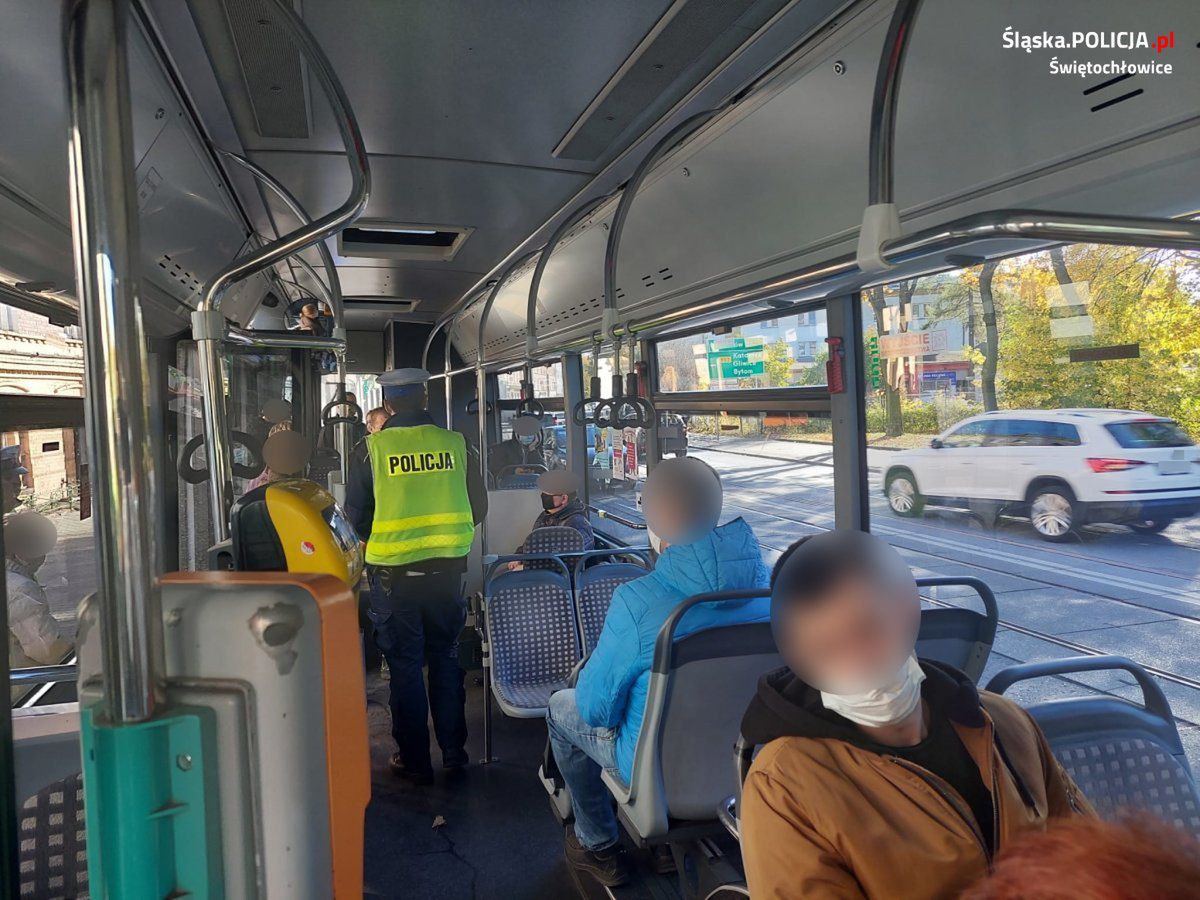 Nowe obostrzenia jednak bez ograniczeń w transporcie zbiorowym. Rząd zmienił plan