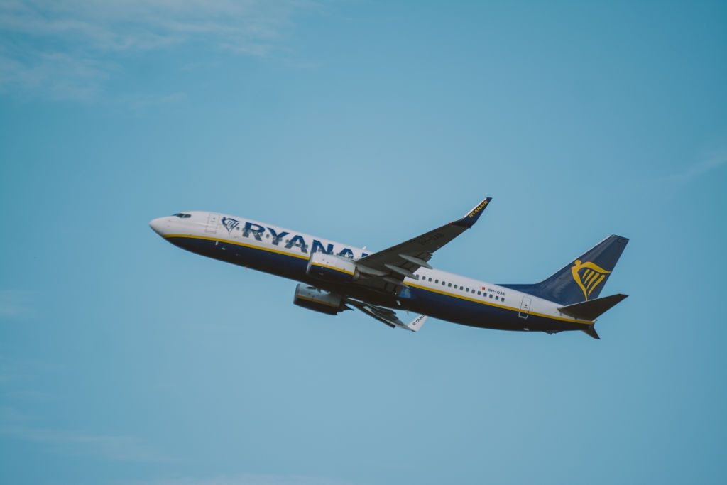 LOT i Ryanair. Wracają połączenia samolotowe. Będą tez ostre restrykcje sanitarne.