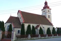 Mateusz Morawiecki był na mszy w tym kościele. Tablica pamiątkowa, która to upamiętnia, hitem internetu