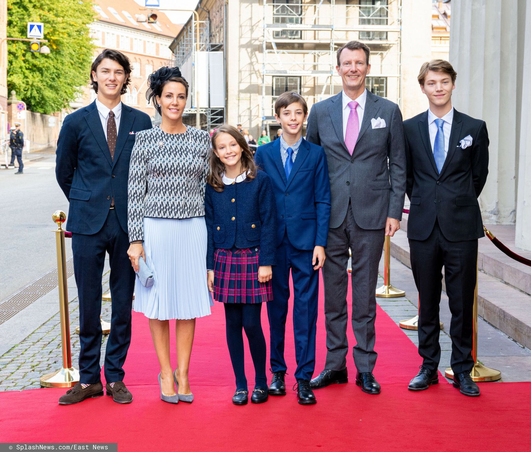 Wnuki, których pozbawiono tytułów książęcych i ich rodzice: książę Joachim i księżniczka Marie oraz: Nikolai, Felix, Henrik i Athena