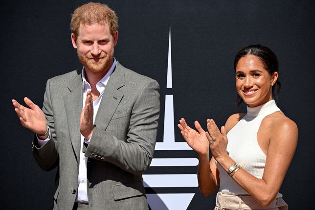 Prince Harry and Duchess Meghan to visit Duesseldorf
epa10163801 Britain's Prince Harry (L) and his wife Meghan (R), the Duke and Duchess of Sussex, arrive for their visit to represent the '6th Invictus Games 2023', in Duesseldorf, Germany, 06 September 2022. The Invictus Games 2023 will take place from 09 to 16 September 2023 in Duesseldorf and are intended for military personnel and veterans who have been psychologically or physically injured in service.  EPA/SASCHA STEINBACH 
Dostawca: PAP/EPA.
SASCHA STEINBACH